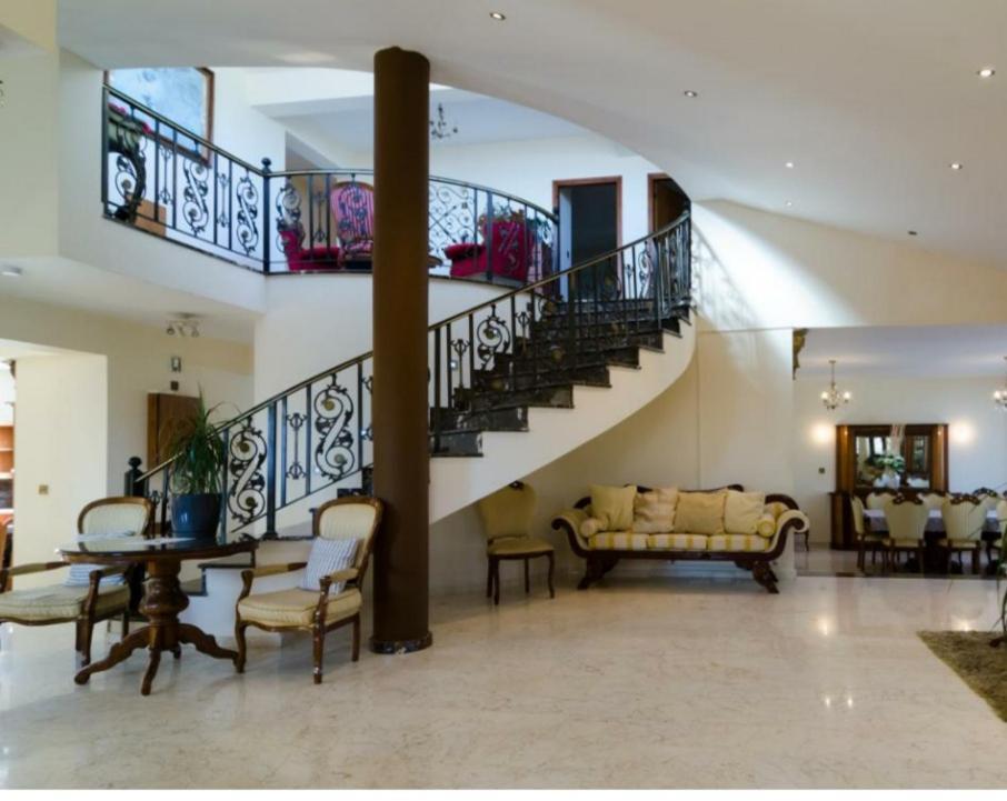 Larnaca Mansion Ideal For 3 Families Or More Bagian luar foto