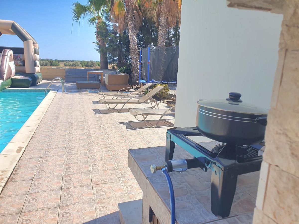 Larnaca Mansion Ideal For 3 Families Or More Bagian luar foto