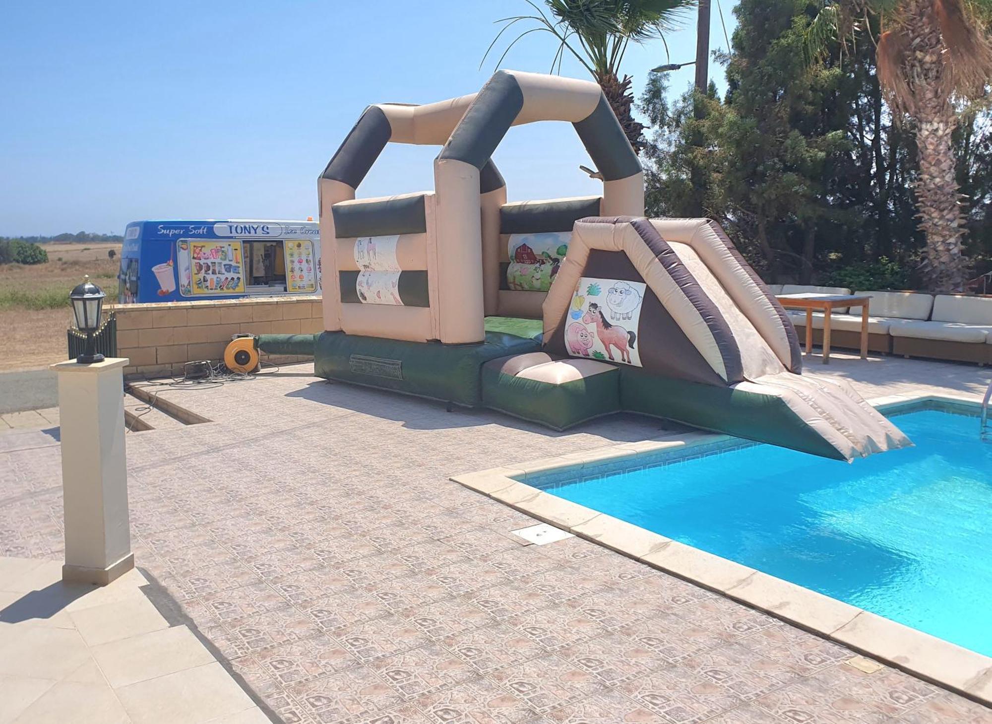 Larnaca Mansion Ideal For 3 Families Or More Ruang foto