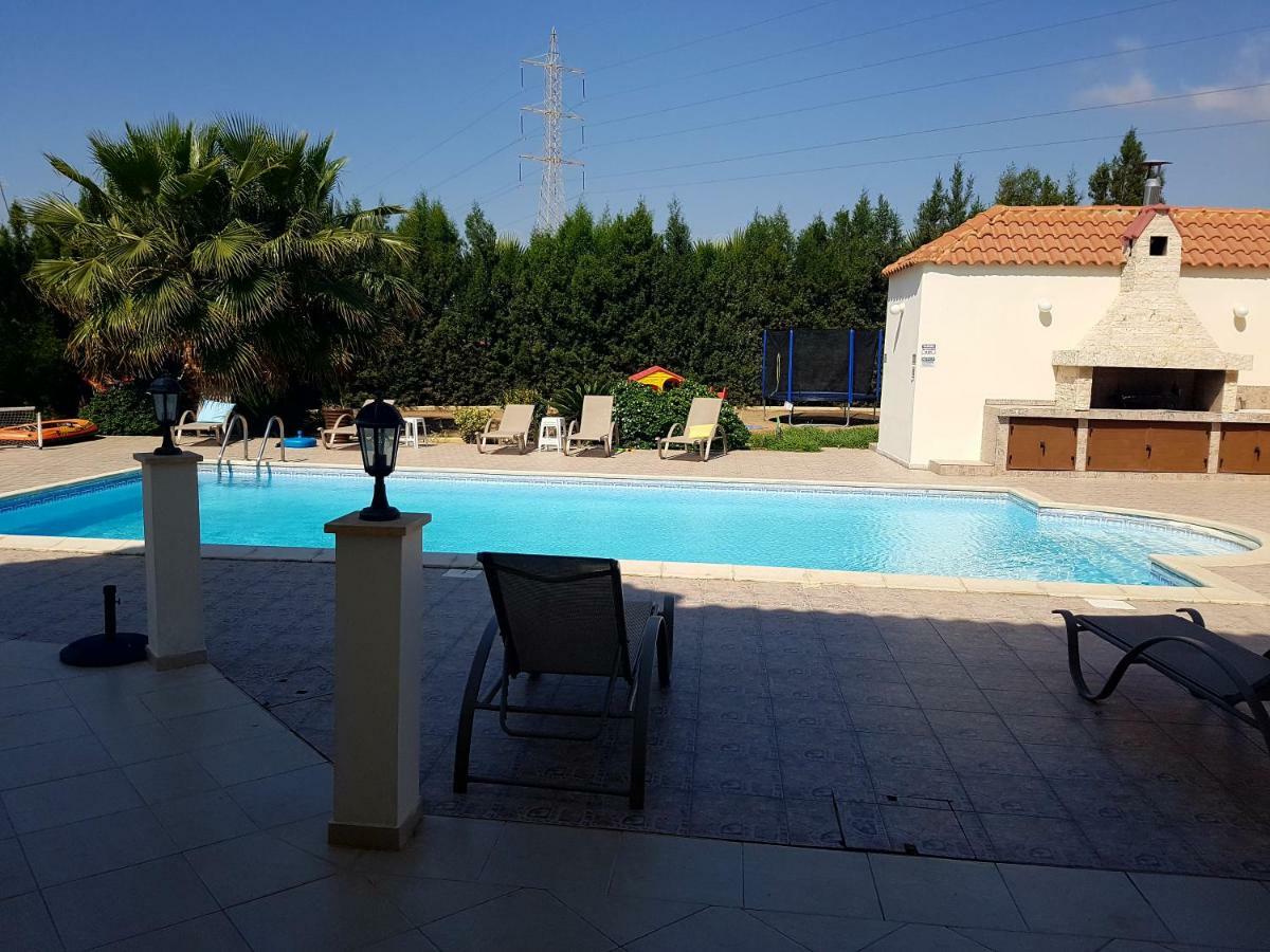 Larnaca Mansion Ideal For 3 Families Or More Bagian luar foto