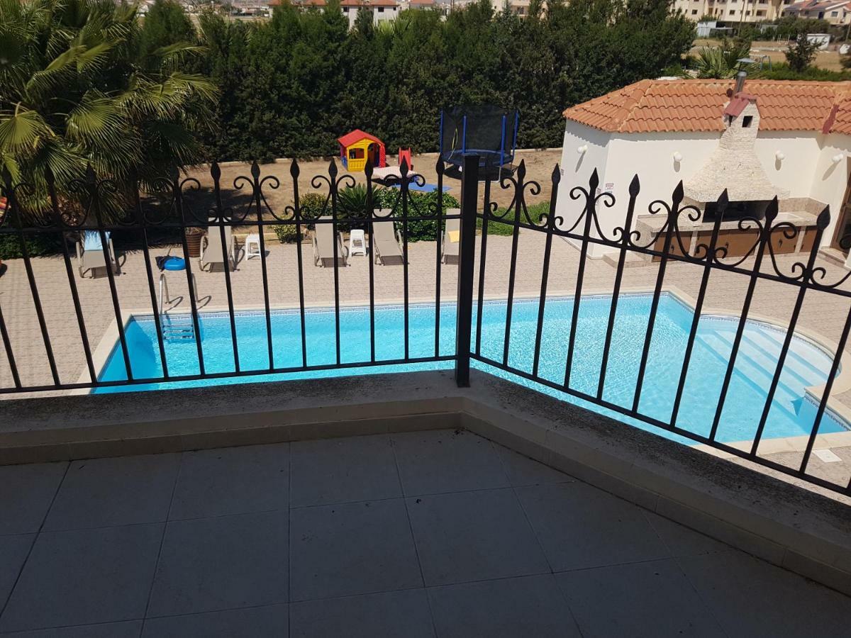 Larnaca Mansion Ideal For 3 Families Or More Bagian luar foto
