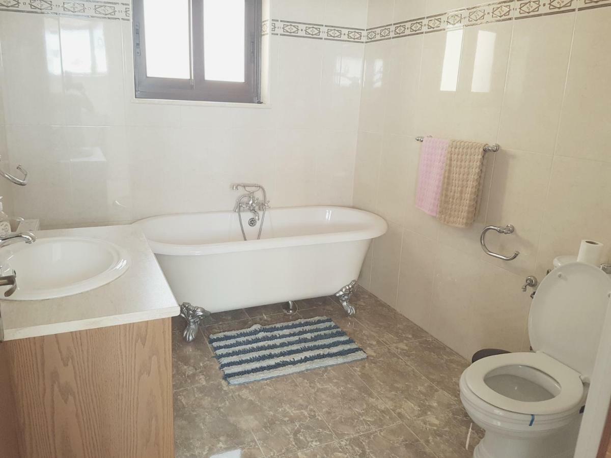 Larnaca Mansion Ideal For 3 Families Or More Bagian luar foto