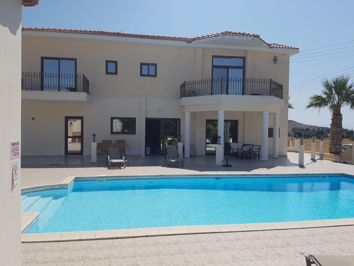 Larnaca Mansion Ideal For 3 Families Or More Bagian luar foto