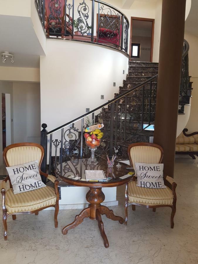 Larnaca Mansion Ideal For 3 Families Or More Bagian luar foto