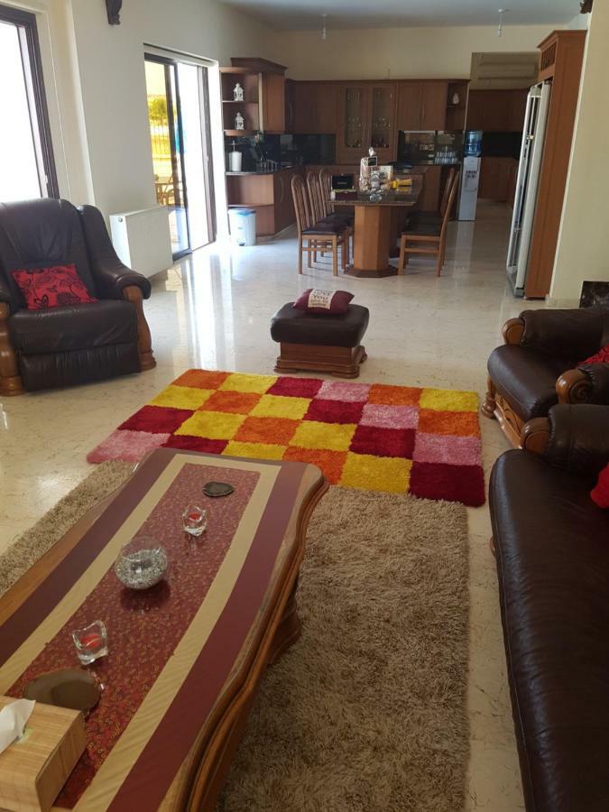 Larnaca Mansion Ideal For 3 Families Or More Bagian luar foto