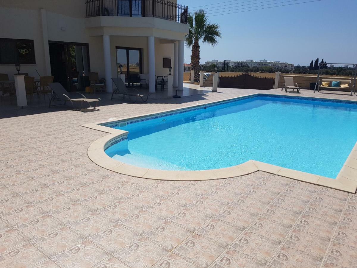 Larnaca Mansion Ideal For 3 Families Or More Bagian luar foto