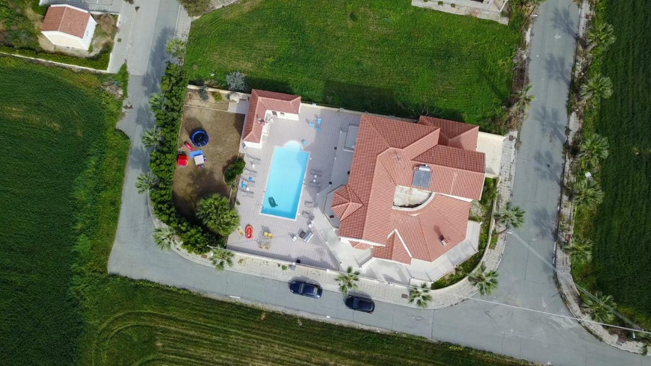 Larnaca Mansion Ideal For 3 Families Or More Bagian luar foto